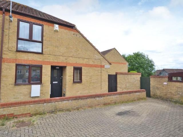 Walnut Tree, Milton Keynes MK7 1 bed semi detached house to rent £1,175 pcm £271 pw