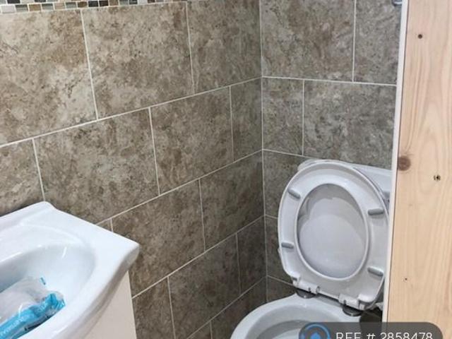 Walnut Tree Road, Hounslow, TW5 2 bed flat to rent £1,850 pcm £427 pw