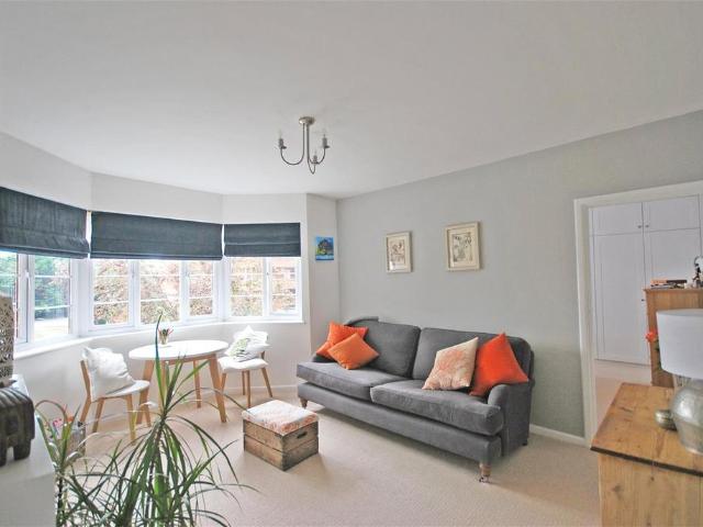 Walpole Court, Twickenham 1 bed apartment to rent £1,550 pcm £358 pw