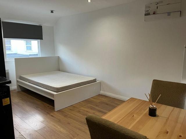 Walpole Road, London SW19, Studio to rent, £1,250 pcm | PrimeLocation