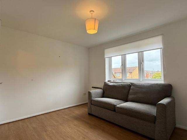 Walpole Road, Slough SL1, 1 bed flat to rent, £1,150 pcm | PrimeLocation