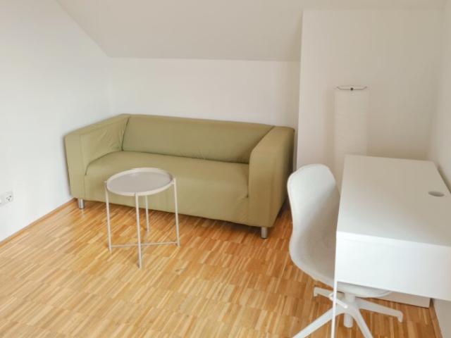 Wals: Möbliertes WG Zimmer im Dachgeschoss, Top 4/3