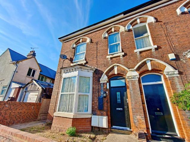Walsall WS1 1 bed flat to rent £850 pcm £196 pw