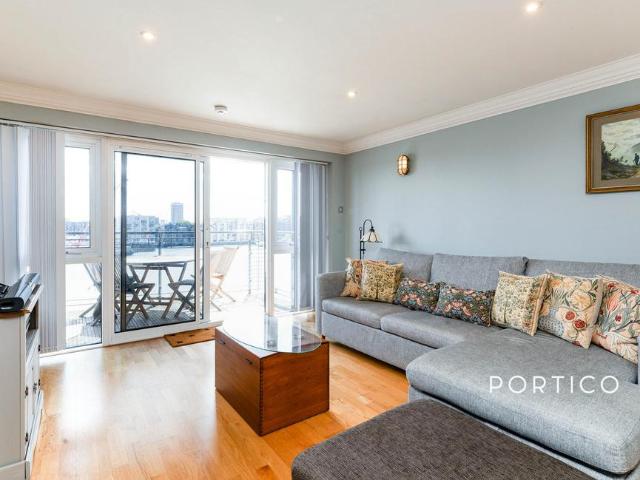 Wapping High Street, London, E1W 2 bed flat to rent £3,580 pcm £826 pw