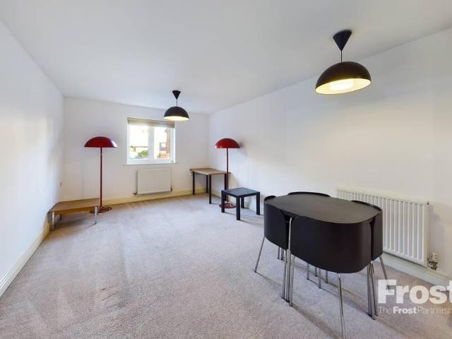 Wapshott Road, Staines upon Thames. 1 bed apartment to rent £1,325 pcm £306 pw