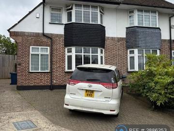 Warwick Avenue, Edgware, HA8 4 bed semi detached house to rent £3,500 pcm £808 pw
