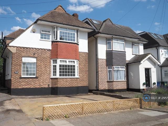 Warwick Avenue, Edgware, HA8 3 bed detached house to rent £2,999 pcm £692 pw