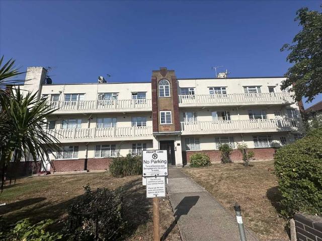 Warwick Court, Princes Drive, Harrow 2 bed apartment to rent £1,775 pcm £410 pw