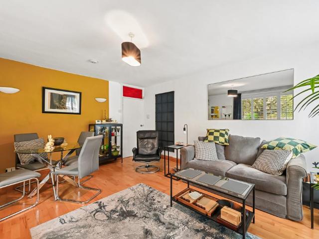 Warwick Drive, SW15 2 bed flat to rent £3,750 pcm £865 pw