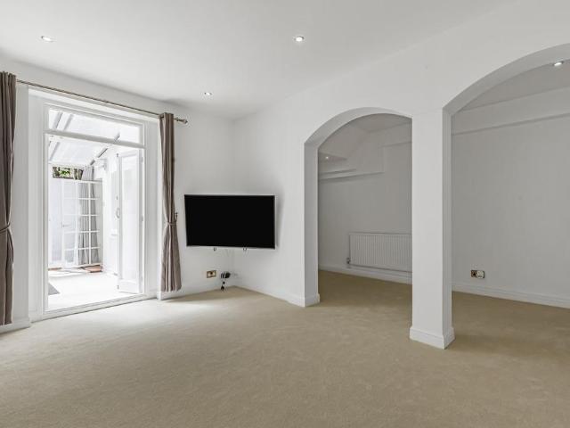 Warwick Gardens, Holland Park. 1 bed flat to rent £2,750 pcm £635 pw