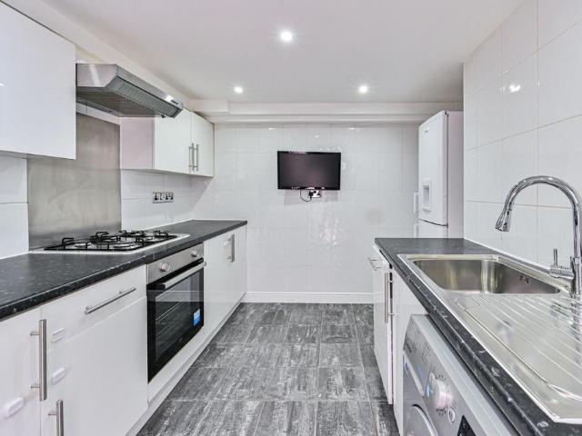 Warwick Gardens, High Street. 1 bed flat to rent £5,634 pcm £1,300 pw