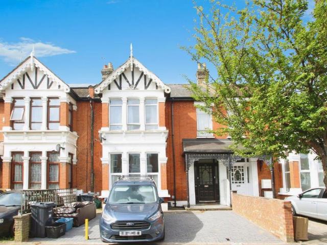 Warwick Gardens, Ilford 1 bed flat to rent £1,550 pcm £358 pw