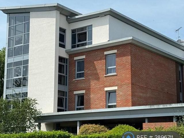 Warwick House, London, SW19 2 bed flat to rent £2,700 pcm £623 pw