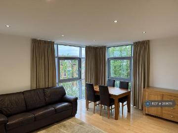Warwick House, London, SW19 2 bed flat to rent £2,950 pcm £681 pw