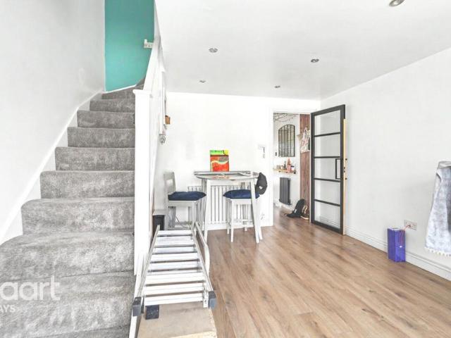 Warwick Place, BASILDON 2 bed terraced house to rent £1,700 pcm £392 pw