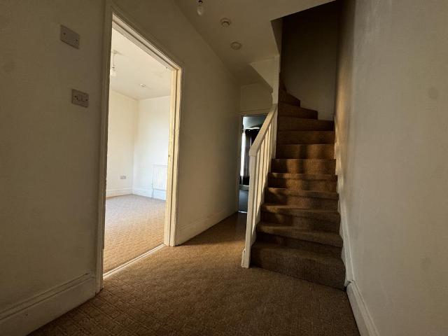 Warwick Road, Birmingham, B11 2 bed flat to rent £1,100 pcm £254 pw