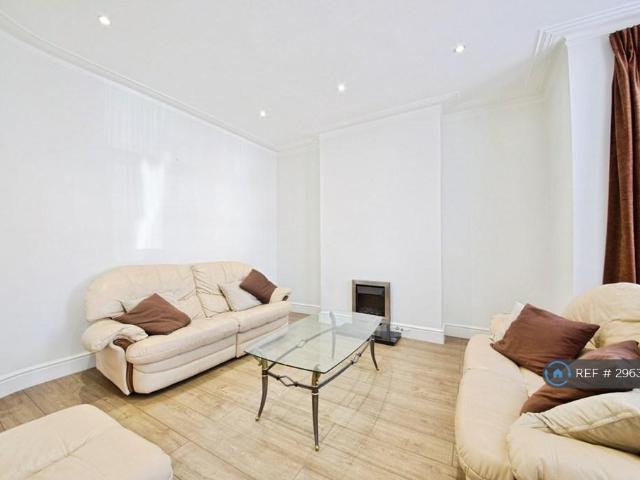 Warwick Road, London, N11 4 bed terraced house to rent £3,200 pcm £738 pw