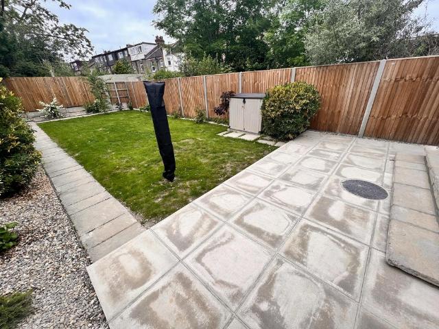 Warwick Road, London N11 2 bed flat to rent £2,000 pcm £462 pw