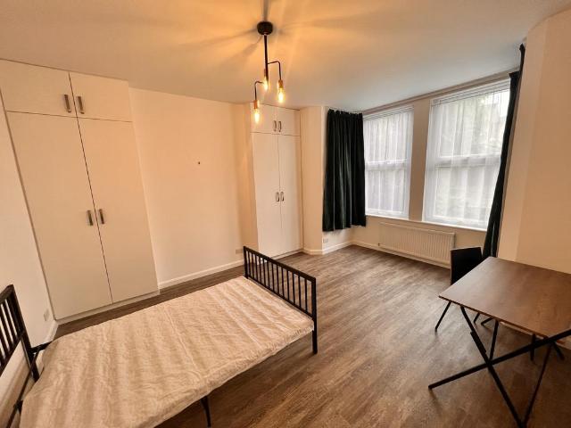 Warwick Road, London N11 2 bed flat to rent £2,200 pcm £508 pw