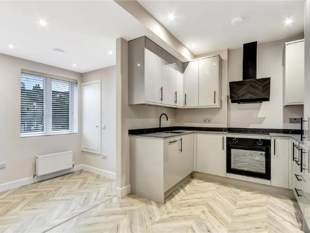 Warwick Road, London, N11 3 bed apartment to rent £2,250 pcm £519 pw
