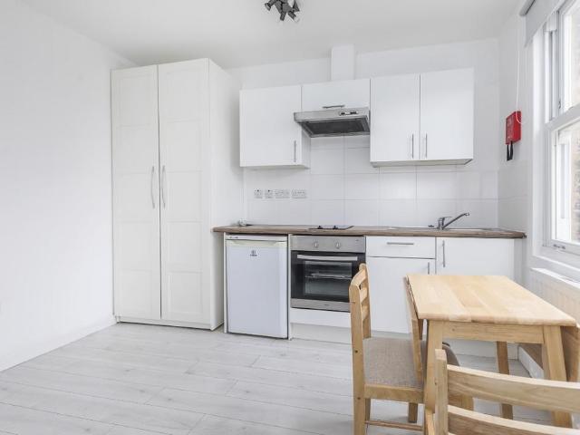 Warwick Road, London SW5 Studio to rent £1,430 pcm £330 pw