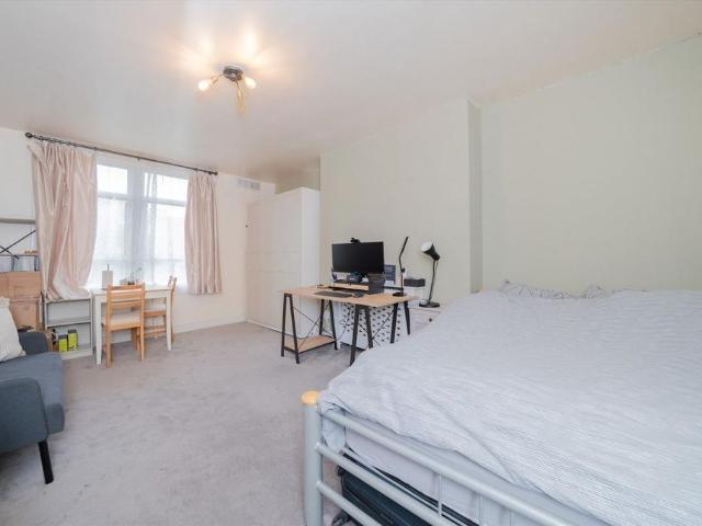 Warwick Road, London SW5 Studio to rent £1,600 pcm £369 pw