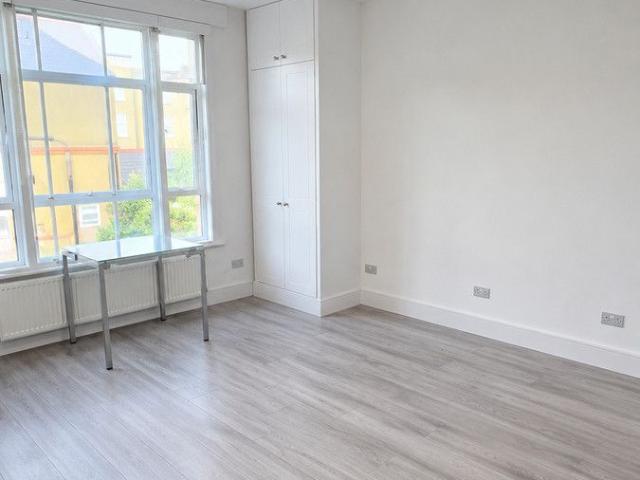 Warwick Road, London SW5, Studio to rent, £2,200 pcm | PrimeLocation