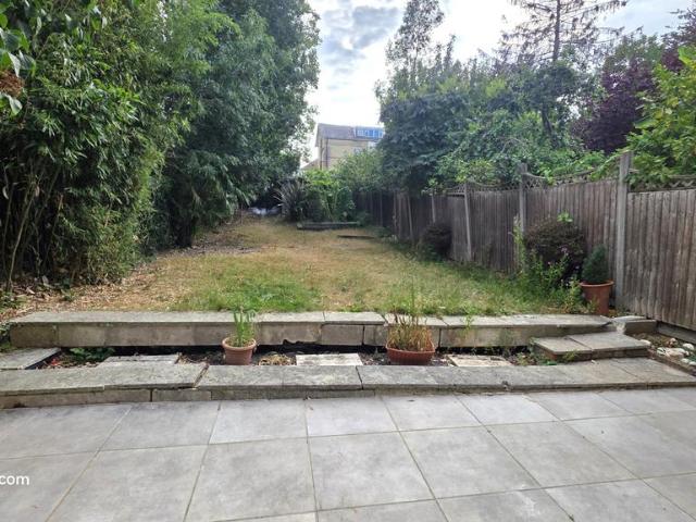 Warwick Road, New Barnet, EN5 2 bed flat to rent £2,300 pcm £531 pw