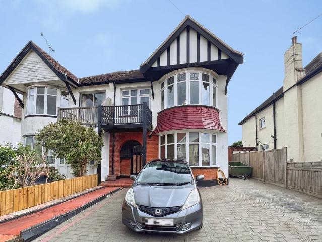Warwick Road, Southend On Sea SS1, 2 bed flat to rent, £1,400 pcm | PrimeLocation