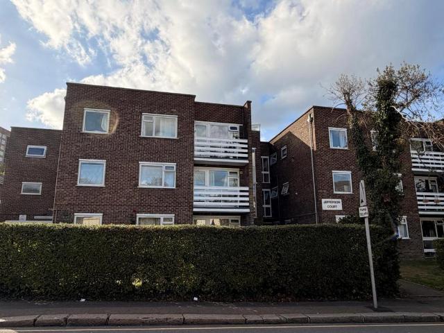 Warwick Road, Redhill 2 bed apartment to rent £1,600 pcm £369 pw