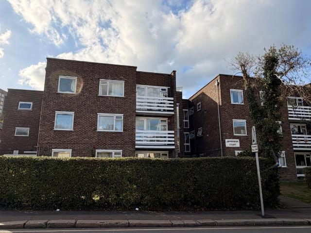Warwick Road, Redhill RH1, 2 bed flat to rent, £1,600 pcm | PrimeLocation