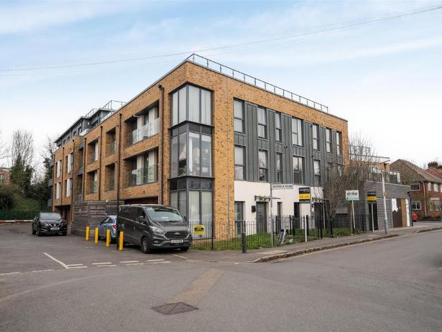 Warwick Road, West Drayton UB7 1 bed apartment to rent £1,525 pcm £352 pw