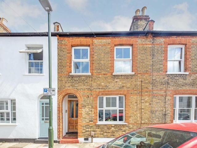 Warwick Road, Twickenham TW2 2 bed flat to rent £2,450 pcm £565 pw