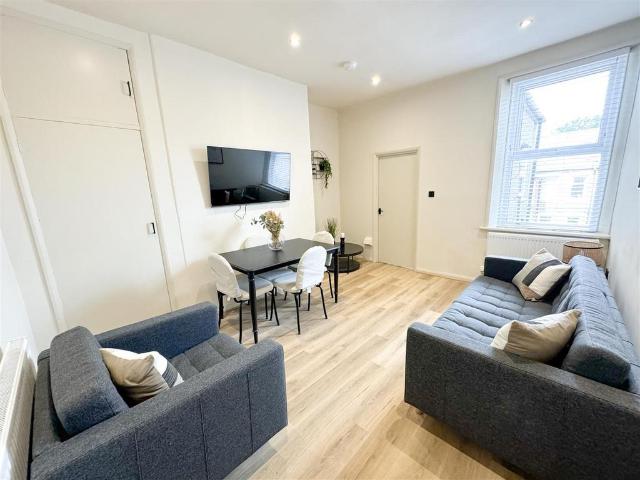 Warwick Street, Heaton 3 bed apartment to rent £1,891 pcm £436 pw