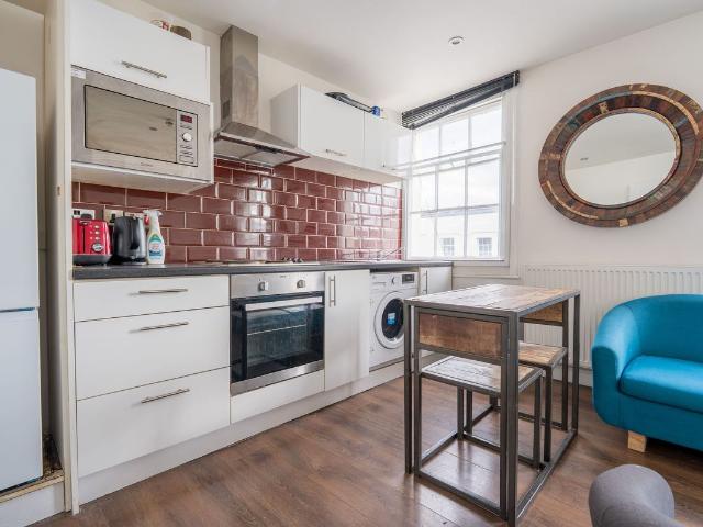 Warwick Street, Leamington Spa CV32, 2 bed flat to rent, £1,150 pcm | PrimeLocation