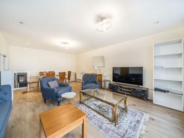 Wards Wharf Approach, E16, London