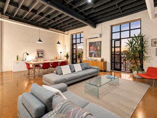 WAREHOUSE LIVING WITH SPECTACULAR CITY VIEWS