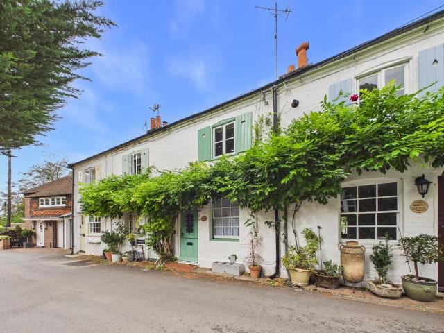 Wargrave RG10 2 bed cottage to rent £1,500 pcm £346 pw