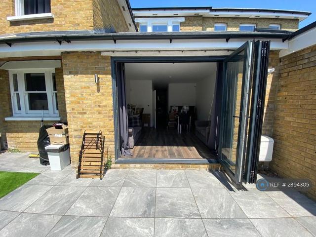 Warham Road, South Croydon East. 2 bed maisonette to rent £2,150 pcm £496 pw