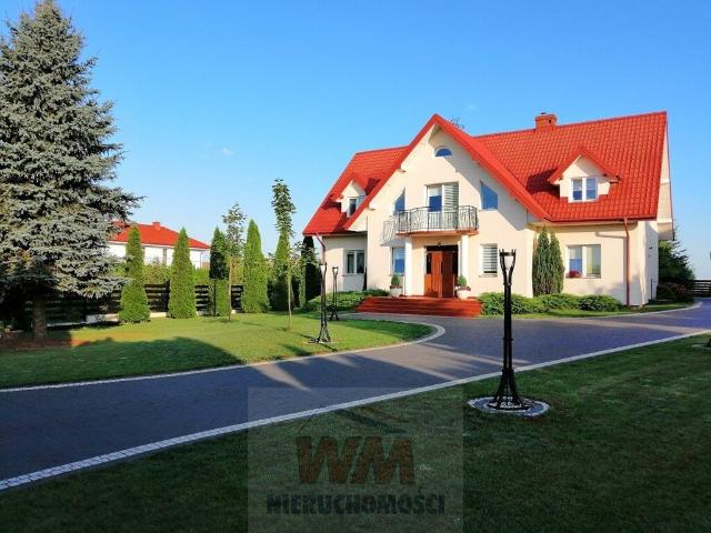 Na sprzedaż przestronny dom 233 m² z ogrodem i budynkiem gospodarczym