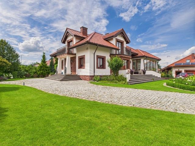 Luksusowa rezydencja z prywatnym stawem i garażem