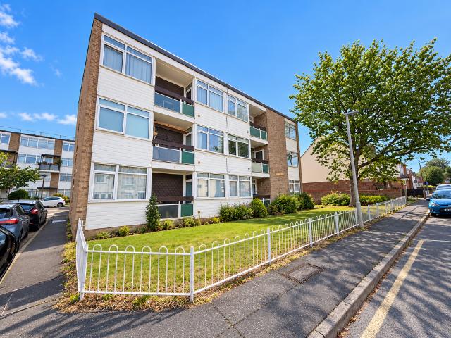Warley, Brentwood, CM14 2 bed apartment to rent £1,350 pcm £312 pw