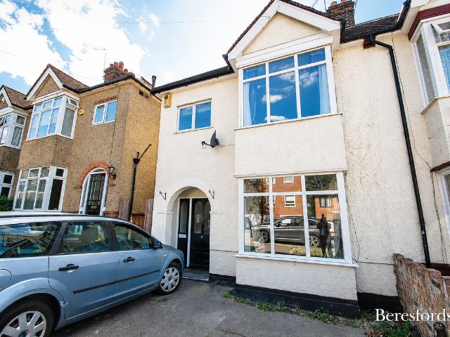 Warley Mount CM14, 4 bed end terrace house to rent, £2,400 pcm | PrimeLocation