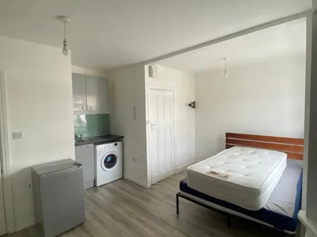 Warlingham Road, Thornton Heath CR7, Studio to rent, £1,200 pcm | PrimeLocation