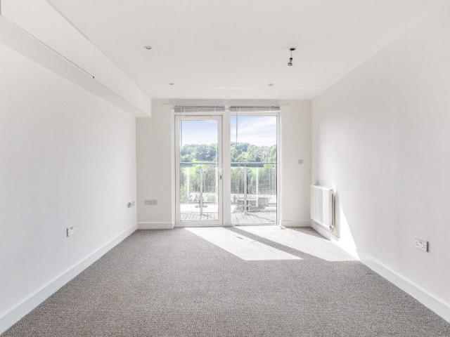 Warlingham, Whyteleafe CR3, 2 bed flat to rent, £1,000 pcm | PrimeLocation
