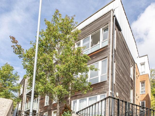 Warlingham, Whyteleafe CR3, 2 bed flat to rent, £1,280 pcm | PrimeLocation