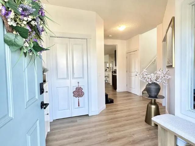 Warm & Cozy 4 bedrooms house with Jacuzzi | Double Garage