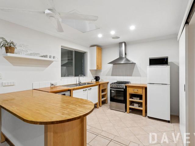 Warm & Functional Living in a Quiet Craigie Location!