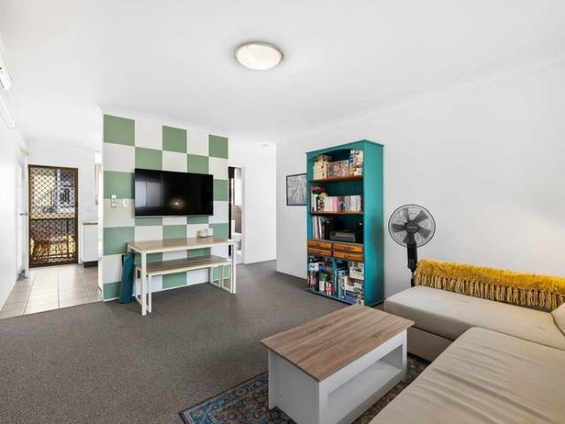 Warm & inviting two bedroom unit in the heart of Enoggera