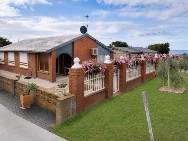 Warm, Welcoming & Wonderfully Designed for Entertaining